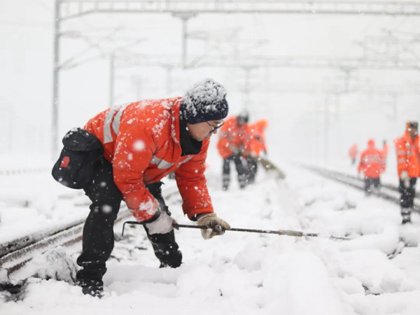 万事测速：南方多地出现雨雪天气 铁路部门启动应急措施