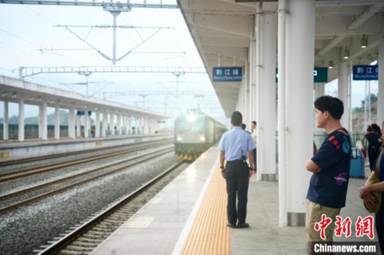 万事官网：渝湘高铁重庆至黔江段首个站房正式启用